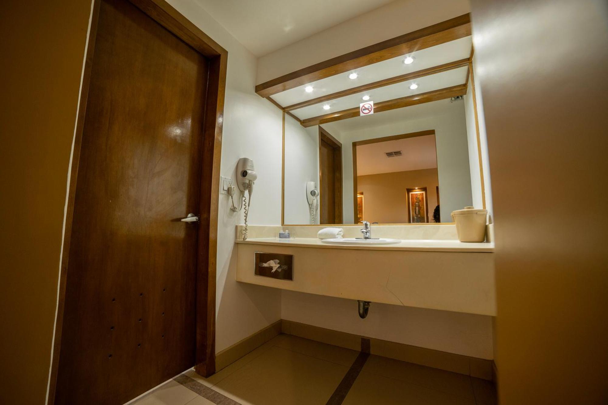 Hotel Colonial Mexicali Bagian luar foto